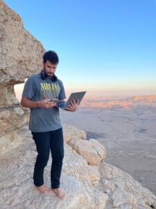 מעיין בטבע עם מחשב